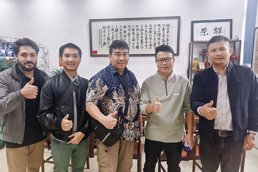 Foto berkumpulan dengan tetamu