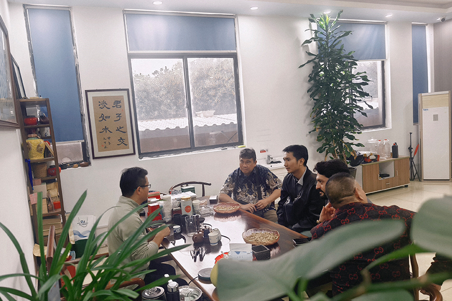 Foto berkumpulan dengan tetamu